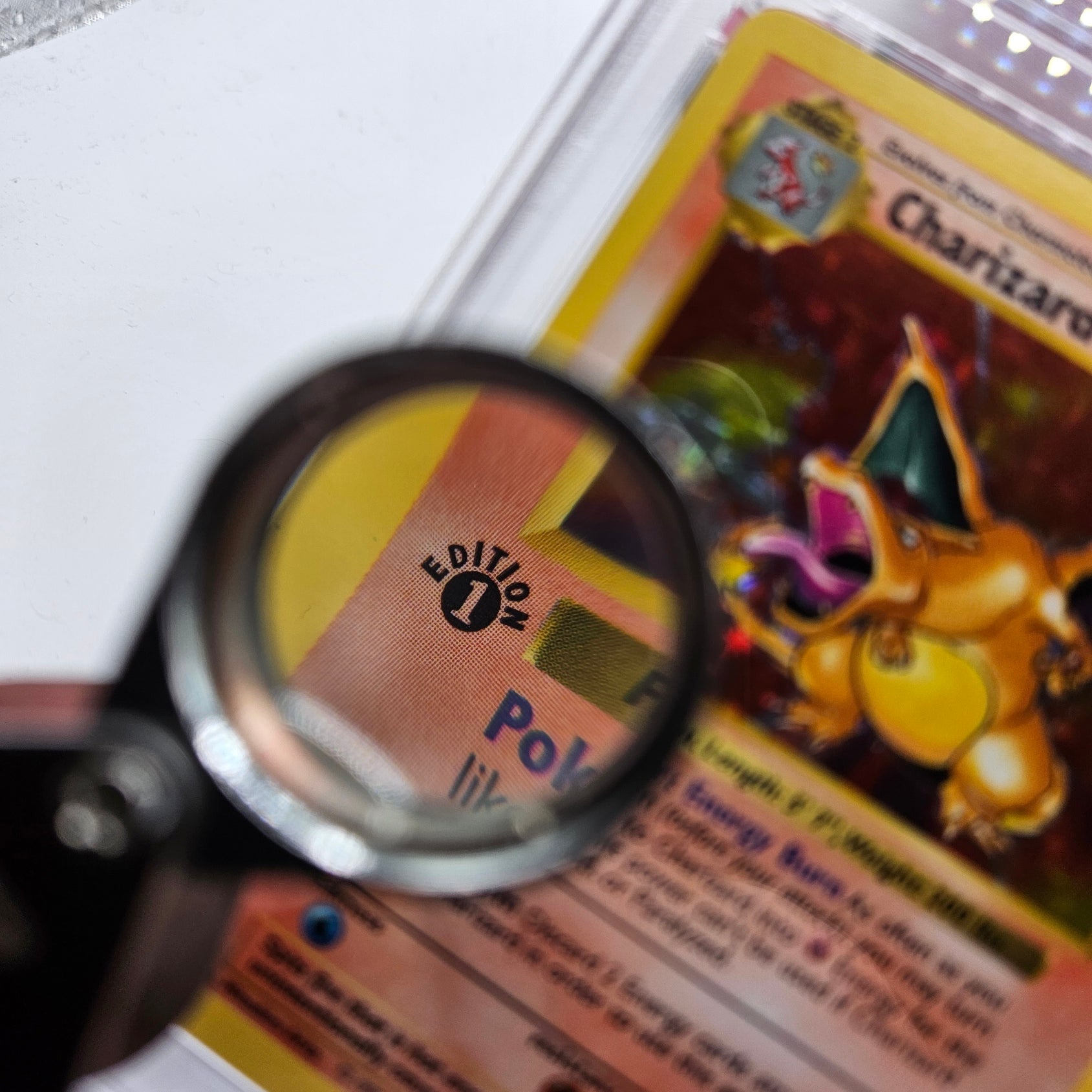 Jewler's Loupe for trading cards - Magnifying glass for Pokémon cards